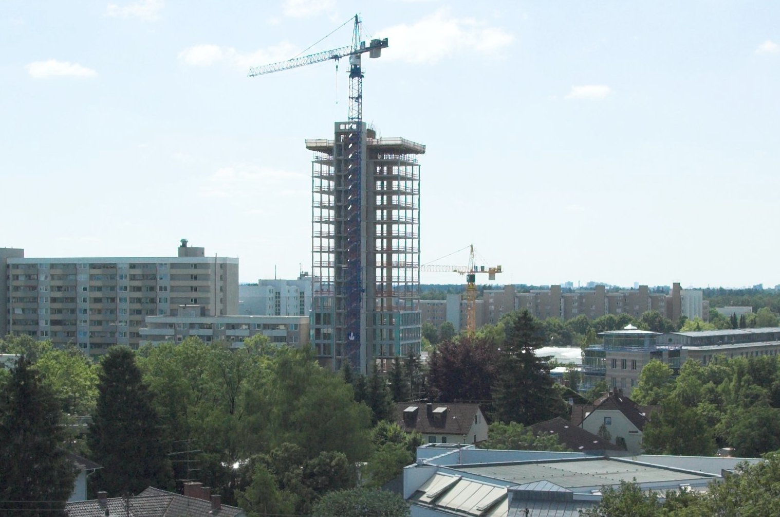 Rückblick: Ein Jahr vor dem „Tag der offenen Hochhaustür“ war der Büroturm noch ein Gerippe. Dieses und das nächste Bild stammt vom 2. Juli 2006.