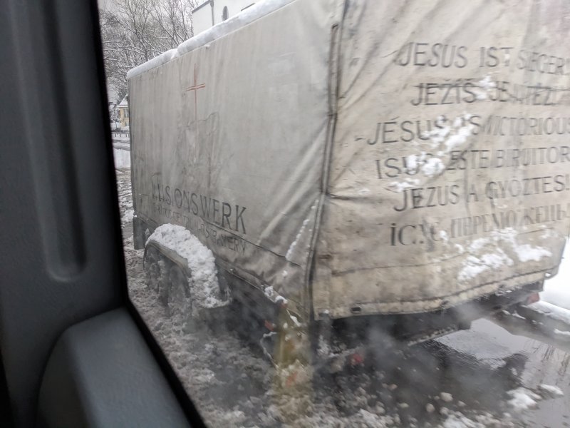 Logo! – Anhänger an der „WaBuLa“ (Wasserburger Landstraße, B304) in München (22.01.2023).