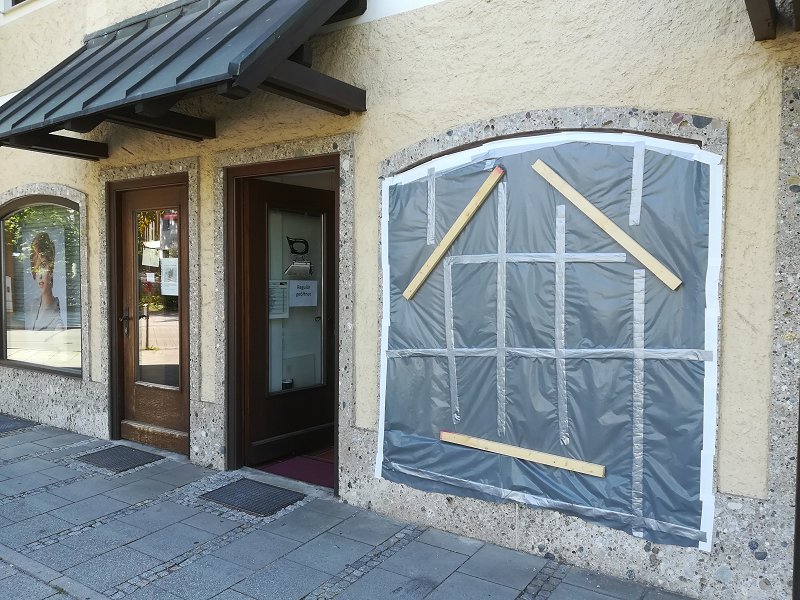 Gras und Bemse verwexelt? – Fenster einer Reinigung in Haar (2019).