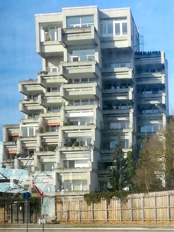 Der „Affenfelsen“ von Putzbrunn (2020) – ein Beispiel für [url=https://de.wikipedia.org/wiki/Brutalismus]Brutalismus[/url].