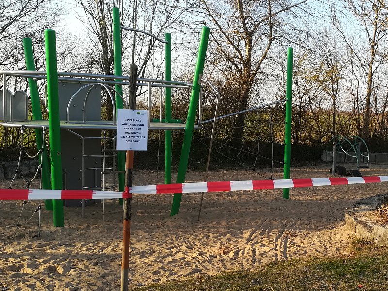 Wegen Corona: „Spielplatz auf Anweisung der Landesregierung bis auf weiteres gesperrt.“ – Schild an einem Spielplatz in Haar (2020).
