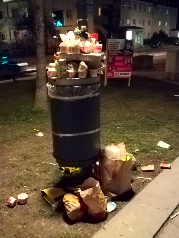 Essen-to-go ist gefragter denn je... Überfüllter Mülleimer in München-Laim (2021).