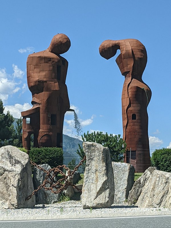 »Auf Wiederpissen, Österreich!« – Kreisverkehrs-Kunst in [url=https://www.mittersill.info/de/infrastruktur/mittersill-kreisverkehr-mittersill-der-wasserfall.html]Mittersill[/url], Österreich (2022).