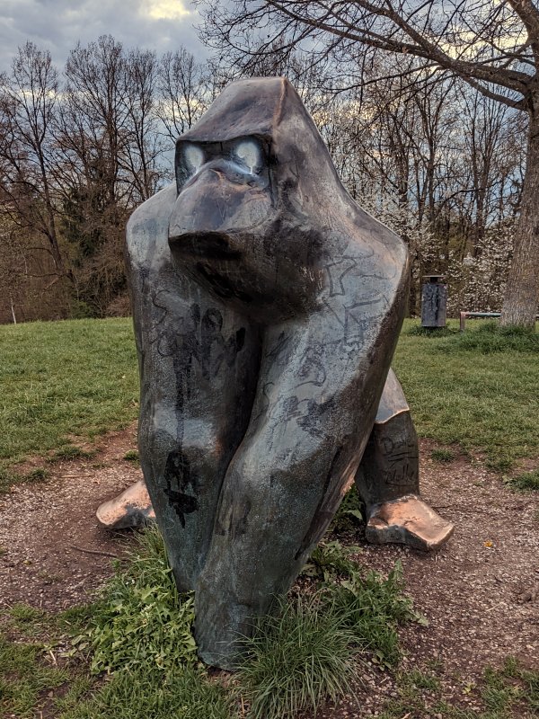 Der Gorilla auf dem „Gorillahügel“ in Haar (2023).