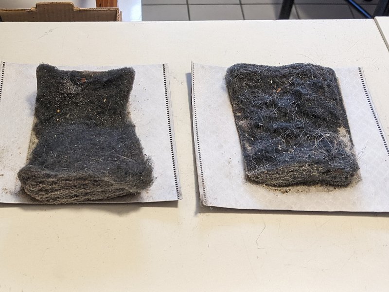 A propos Staub: Neulich (2024) hatte ich Besuch von einem Vorwerk-Vertreter. Ja genau, die, die immer in den Sketchen vorkommen. Ich hatte ihn bestellt, damit er mir mal so einen Wunder-Akku-Staubsauger vorführt. Die beiden oben gezeigten Staubbatzen stammen von zwei kurzen Probesaugungen in meiner Wohnung von jeweils nur ca. 1 m².