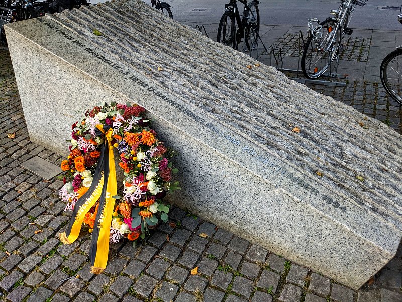 Zum 30-jährigen Gedenken an die Opfer des [url=https://de.wikipedia.org/wiki/Busungl%C3%BCck_von_Trudering]Unglücks[/url] beim Bau der U-Bahn in München-Trudering, als ein Bus mitsamt Insassen in ein Loch fiel, das sich unvermittelt auftat. Der schräge Klotz soll an die damalige Situation erinnern (Foto von 2024).
