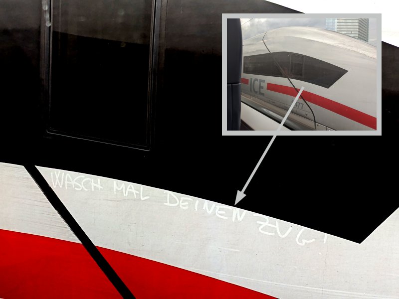 [i]»Wasch mal deinen Zug!«[/i] – Mit dem Finger in den Staub geschrieben (2025).