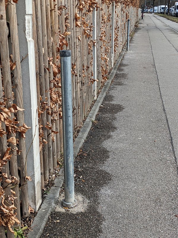 An mehreren Stellen in Haar sieht man seit kurzem diese „Soda“-Poller. Hier z.B. Soda-Poller Nr. 1 ...