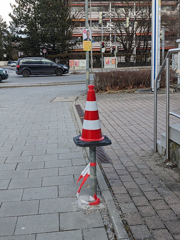 ... ohne einen erkennbaren Nutzen wie z.B. als Zaunpfosten oder Sperre. – Hier Soda-Poller Nr. 4. – Rätselhaft...