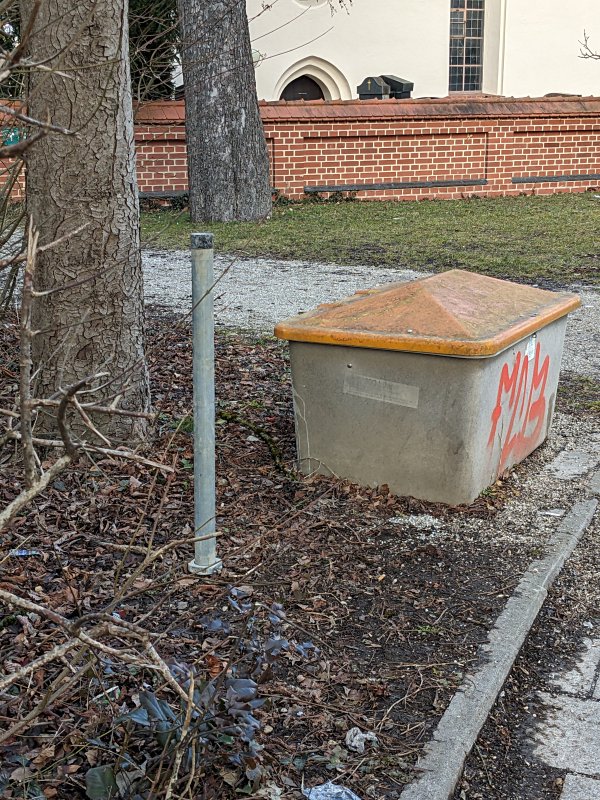 ... ohne einen erkennbaren Nutzen wie z.B. als Zaunpfosten oder Sperre. – Hier Soda-Poller Nr. 4.