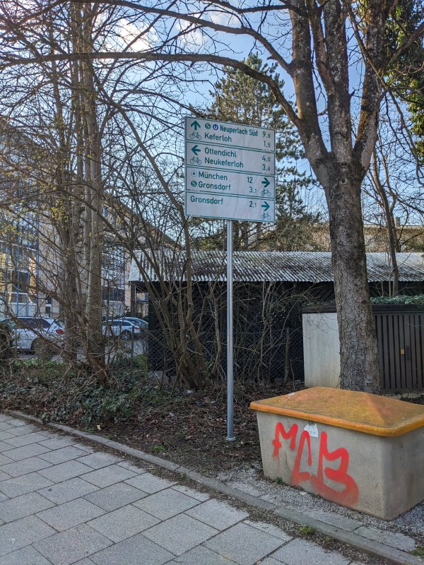 Nach ein paar Wochen wurden die „Soda“-Poller durch Schilder ersetzt.