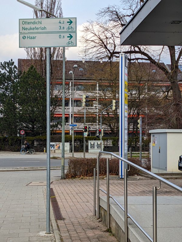 Es handelte sich also um eine Aufforstungs-Aktion des Schilderwaldes in zwei Phasen! (21.03.2026)