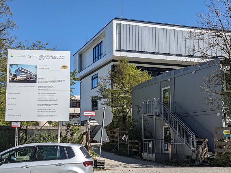 Schul-Aufsatz: Ich finde, diese neu gebaute Erweiterung des Gymnasiums wirkt etwas 