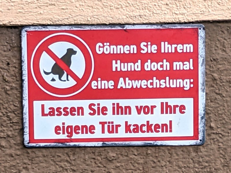 Angepisster Hausbesitzer – Schild an einer Hauswand in München-Laim (2026)