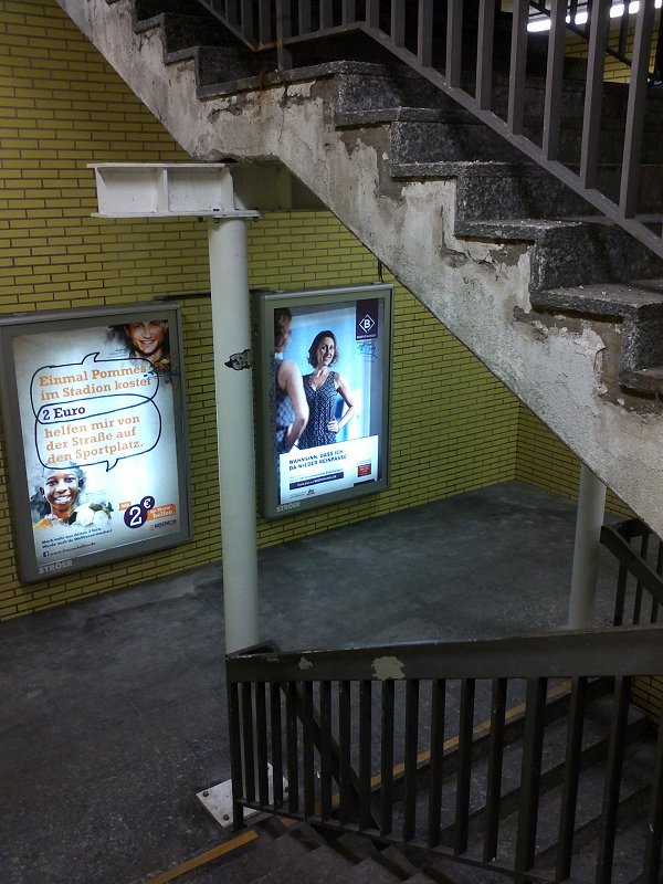 Marode Treppe im S-Bahnhof München-Leuchtenbergring (2018). Dass plötzlich die Stützen da waren, macht es nicht unbedingt vertrauenserweckender. Die Treppe wird täglich von unzähligen Pendlern genutzt. Einen Aufzug gibt's dort nicht; trotzdem wird dieser S-Bahn-Halt in den Ansagen in der S-Bahn regelmäßig als Umsteigebahnhof zum Flughafen empfohlen. Ortsunkundige schleppen dann hier ihre Koffer zig Treppenstufen runter und wieder rauf anstatt 2 Stationen weiterzufahren und dort einfach in die S-Bahn am selben Bahnsteig gegenüber einzusteigen...