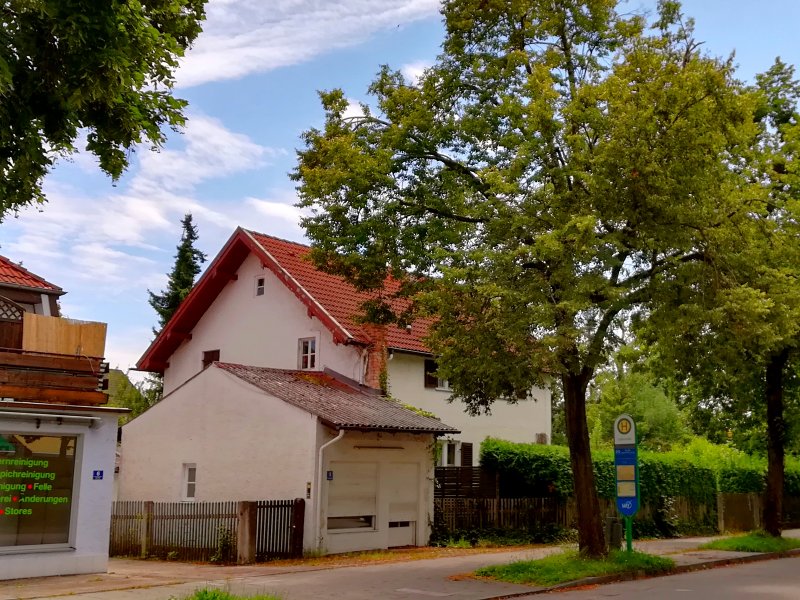 Dieses idyllische Häuschen im Grünen in der Leibstraße in Haar bei München musste einem geplanten Supermarkt weichen, der allerdings bis heute nicht gebaut wurde. Aber das Grundstück wurde schonmal „flurbereinigt“ (2021).