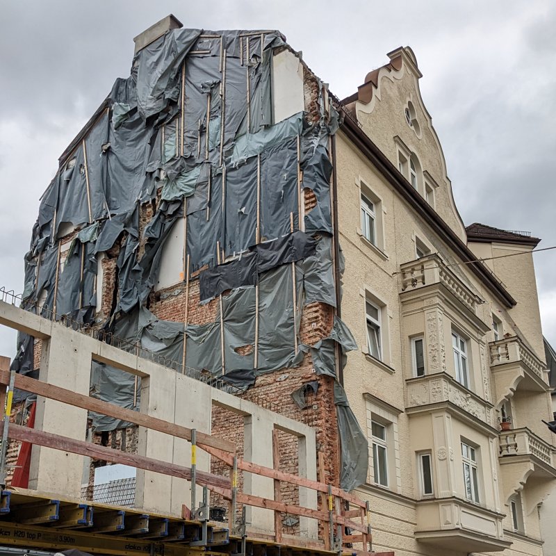 Sind die eigentlich noch ganz dicht? (die Planen) – Haus in München (2023).