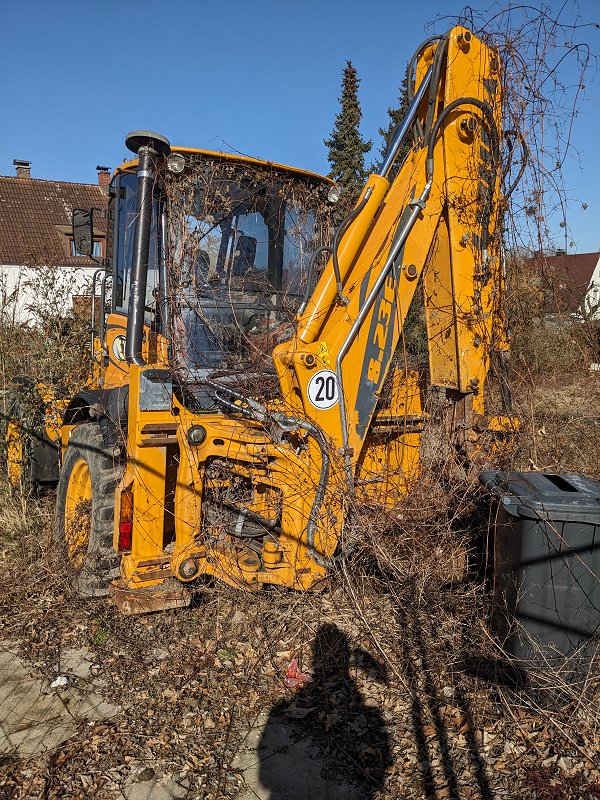 Baggerfressende Pflanzen in Aktion (2025). Vorher stand an dieser Stelle neben dem Bahnhof Unterföhring mal ein Haus und der „Zelt-Thai“, bei dem es immer lecker Essen gab. Jetzt ist das Haus weg und auch der Thai-Imbiss, dafür steht nun dieser Bagger da...