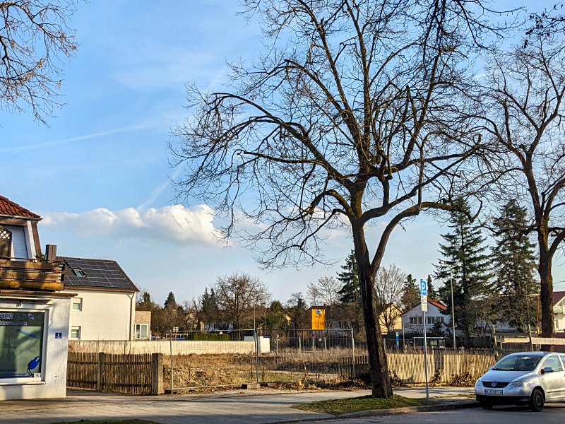 Dieses idyllische Häuschen im Grünen in der Leibstraße in Haar bei München musste einem geplanten Supermarkt weichen, der allerdings bis heute nicht gebaut wurde. Aber das Grundstück wurde schonmal „flurbereinigt“ (2021).
